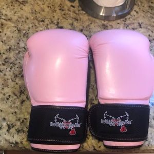 Gently used Women’s Kickboxing Gloves